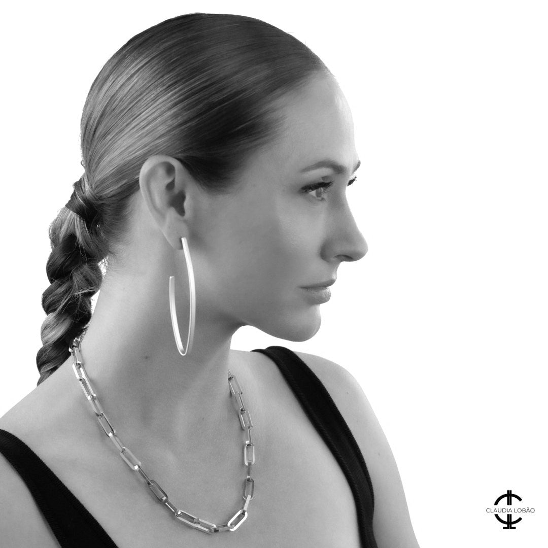 model wearing LONG THIN & SEXY EARRINGS - CLÁUDIA LOBÃO -E-3734-S - Earrings