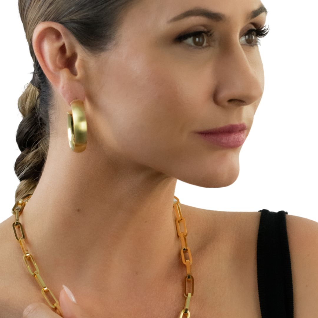 MODEL WEARING TROPICALIA EARRINGS - CLÁUDIA LOBÃO -E-3778-G - Earrings