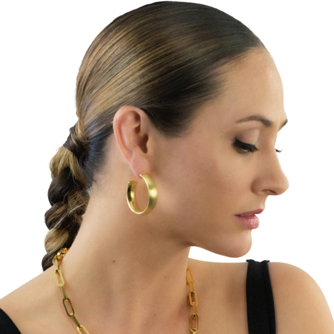 MODEL WEARING TROPICALIA EARRINGS - CLÁUDIA LOBÃO -E-3778-G - Earrings