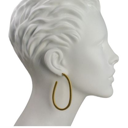 MANNEQUIN WEARING U SHAPED HOOP EARRING STYLE E-3819