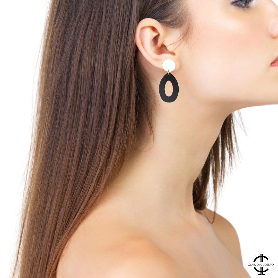 model wearing black and white earrings style e-3732-bw