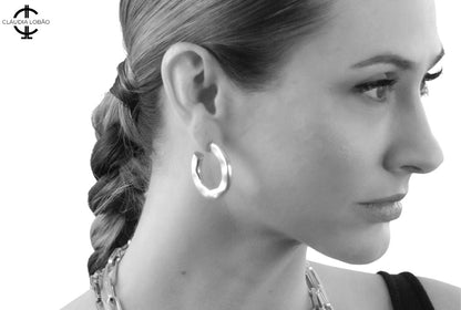 model wearing CRIMPLE IN TIME EARRINGS - CLÁUDIA LOBÃO -E-3773-s - Earrings