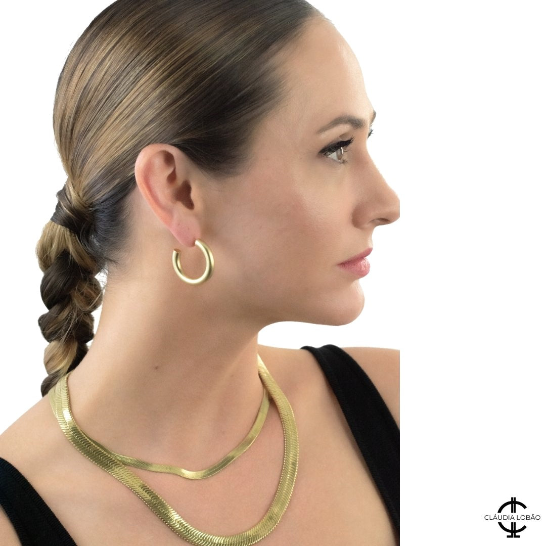 model wearing ANYTHING GOES WITH THIS EARRINGS (Matte) - CLÁUDIA LOBÃO -E-3756-G - Earrings