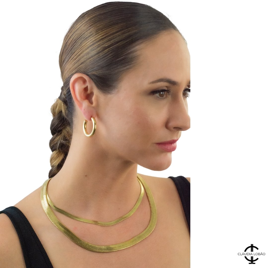 model wearing ANYTHING GOES WITH THIS EARRINGS (Shiny) - CLÁUDIA LOBÃO -E-3756-GS (SHINY FINISH) - Earring