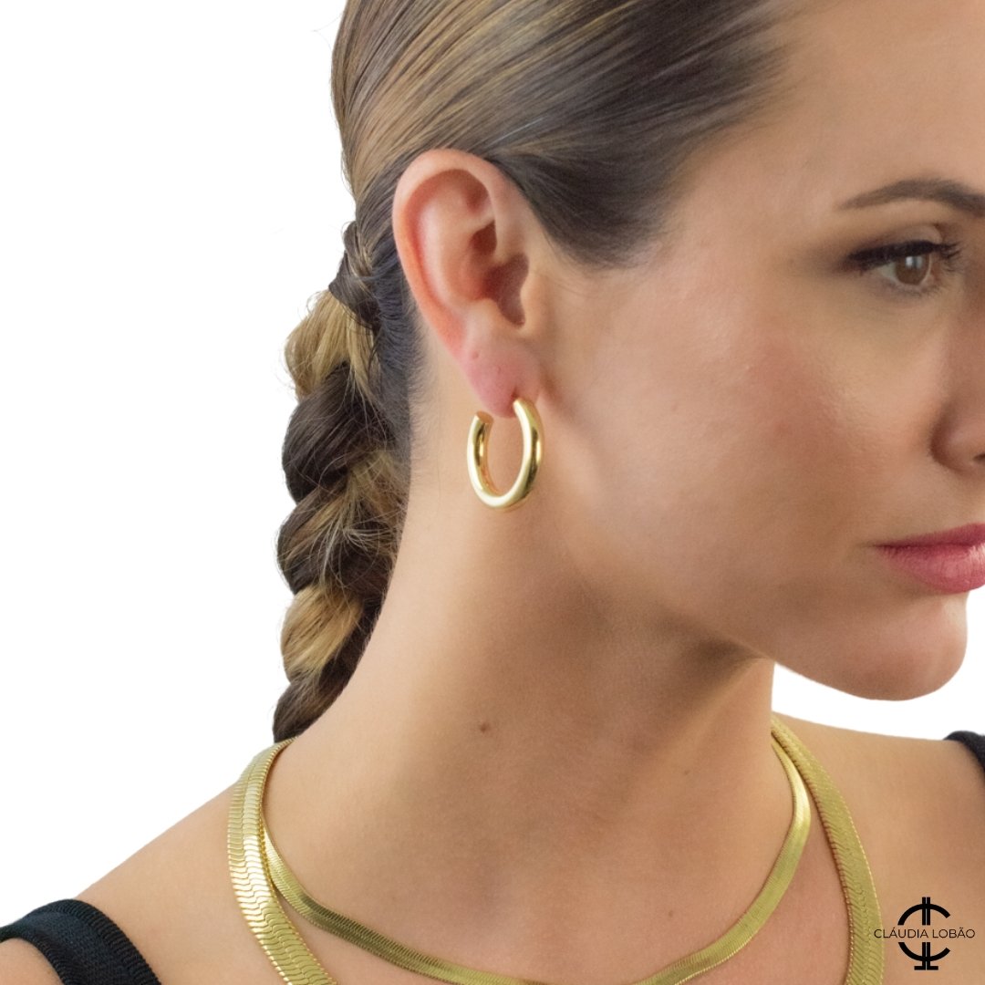 model wearing ANYTHING GOES WITH THIS EARRINGS (Shiny) - CLÁUDIA LOBÃO -E-3756-GS (SHINY FINISH) - Earring