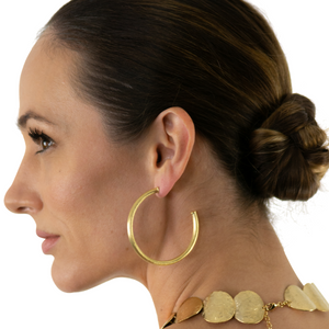 beautiful model wearing style e-3830 golden hoop earring