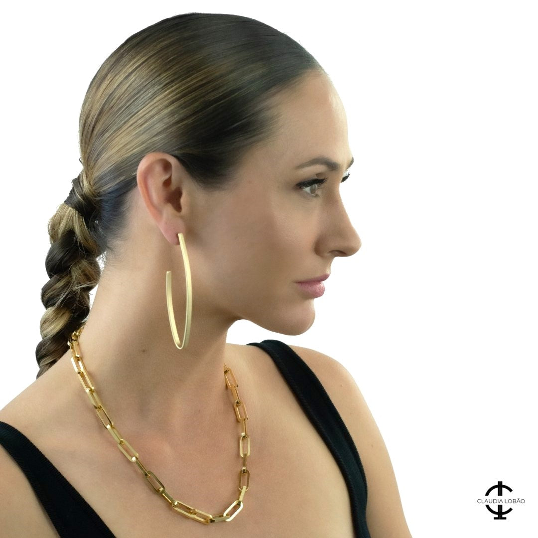 model wearing LONG THIN & SEXY EARRINGS - CLÁUDIA LOBÃO -E-3734-G - Earrings