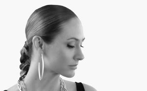 model wearing LONG THIN & SEXY EARRINGS - CLÁUDIA LOBÃO -E-3734-S - Earrings