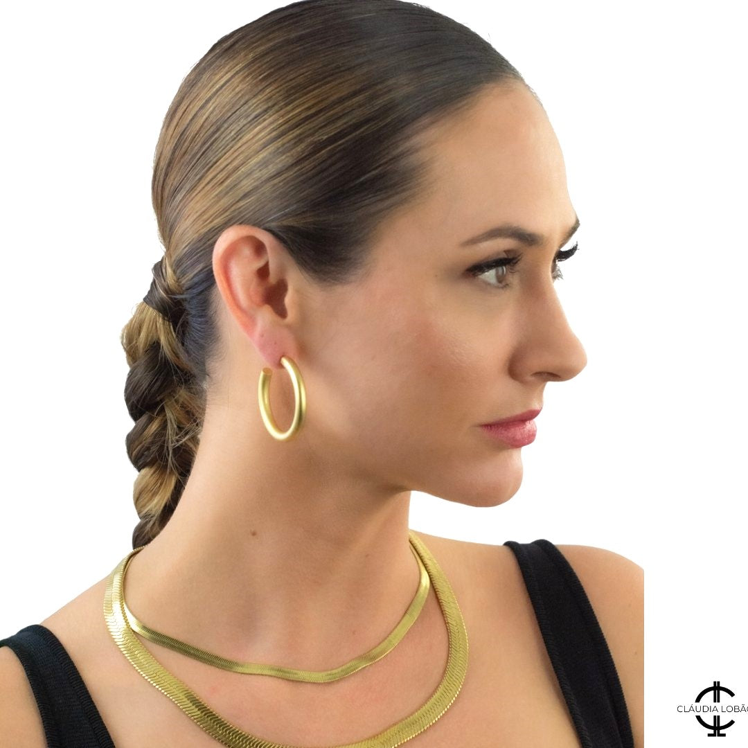 model wearing I'M IN HEAVEN EARRINGS (MATTE) - CLÁUDIA LOBÃO -E-3757-G (MATTE) - Earrings