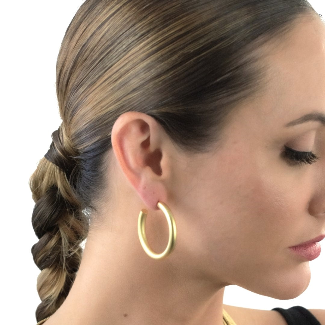 profile of model wearing I'M IN HEAVEN EARRINGS (MATTE) - CLÁUDIA LOBÃO -E-3757-G (MATTE) - Earrings