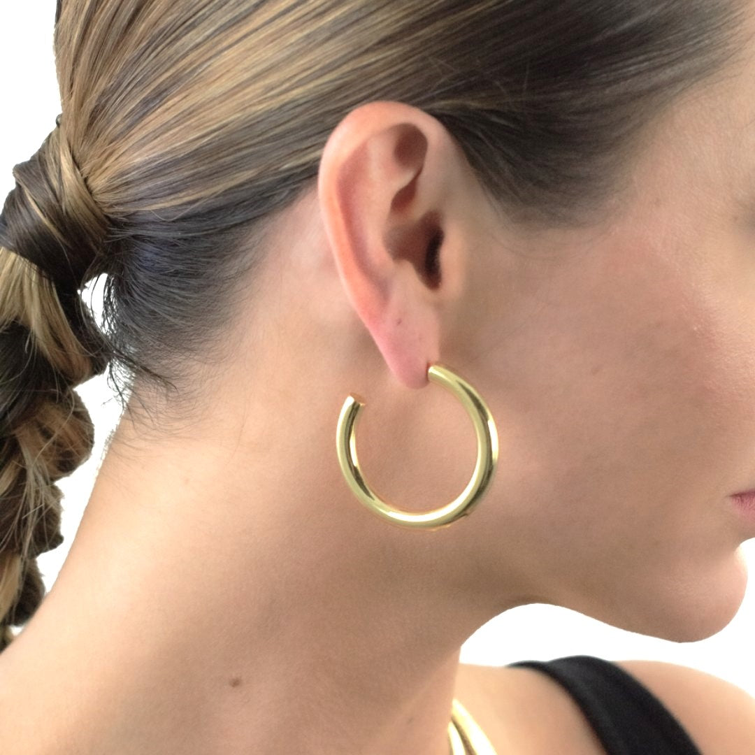 model wearing I'M IN HEAVEN EARRINGS (MATTE) - CLÁUDIA LOBÃO -E-3757-G (shiny) - Earrings