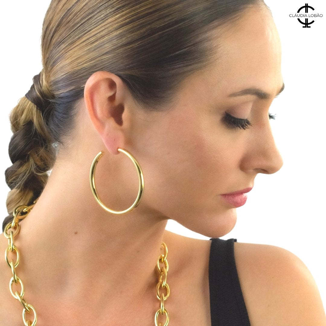 profile of model wearing COME ON, COME ON EARRINGS (SHINY) - CLÁUDIA LOBÃO -E-3754-GS - Earrings