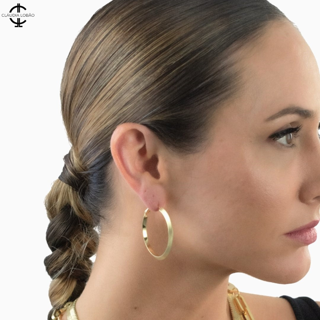 model wearing VAI PASSAR EARRINGS - CLÁUDIA LOBÃO -E-3774-G -